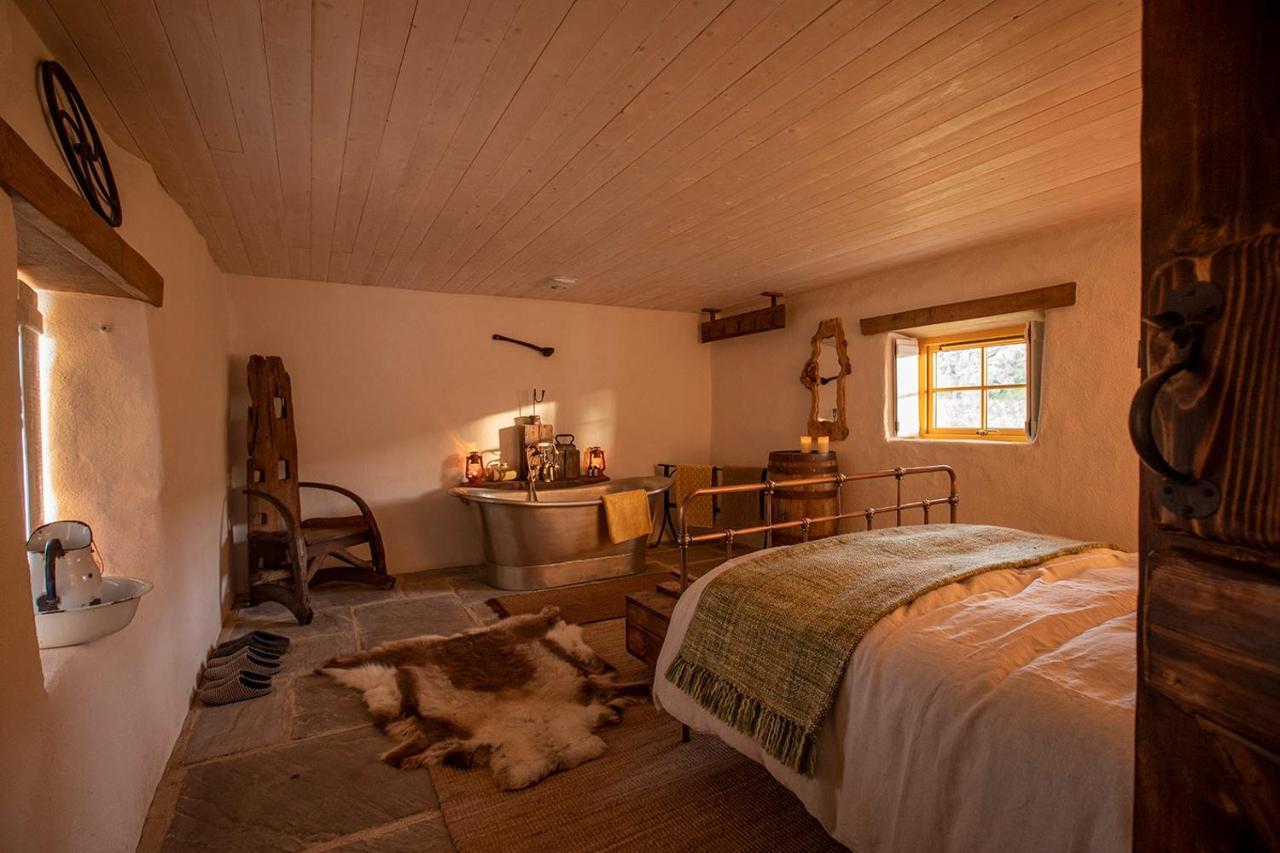 Thistle Thatch Cottage And Hot Tub - Mourne Mountains Ньюкасл Экстерьер фото